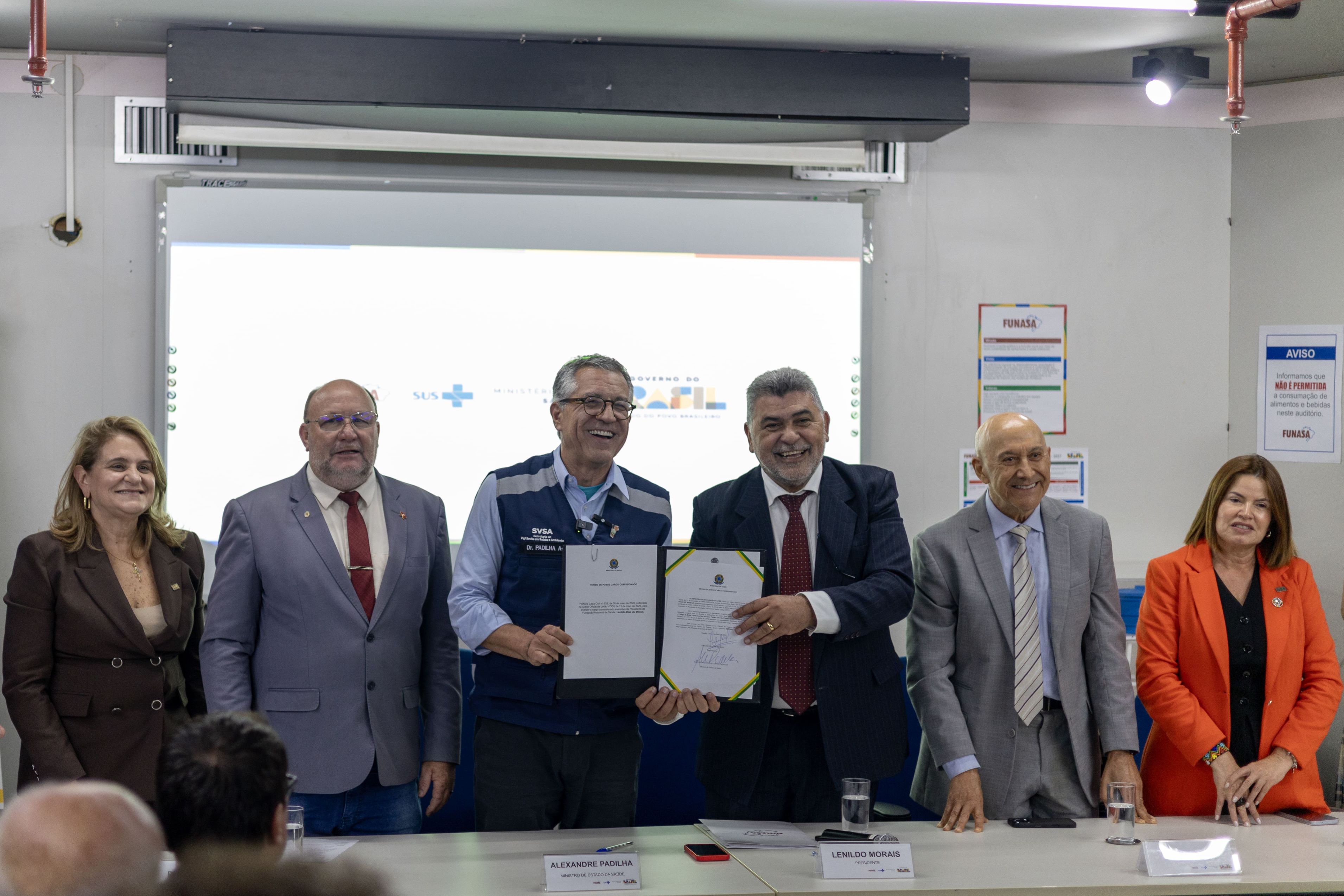 Alexandre Padilha, Lenildo Morais e autoridades em semicírculo segurando documento em cerimônia oficial da Funasa.