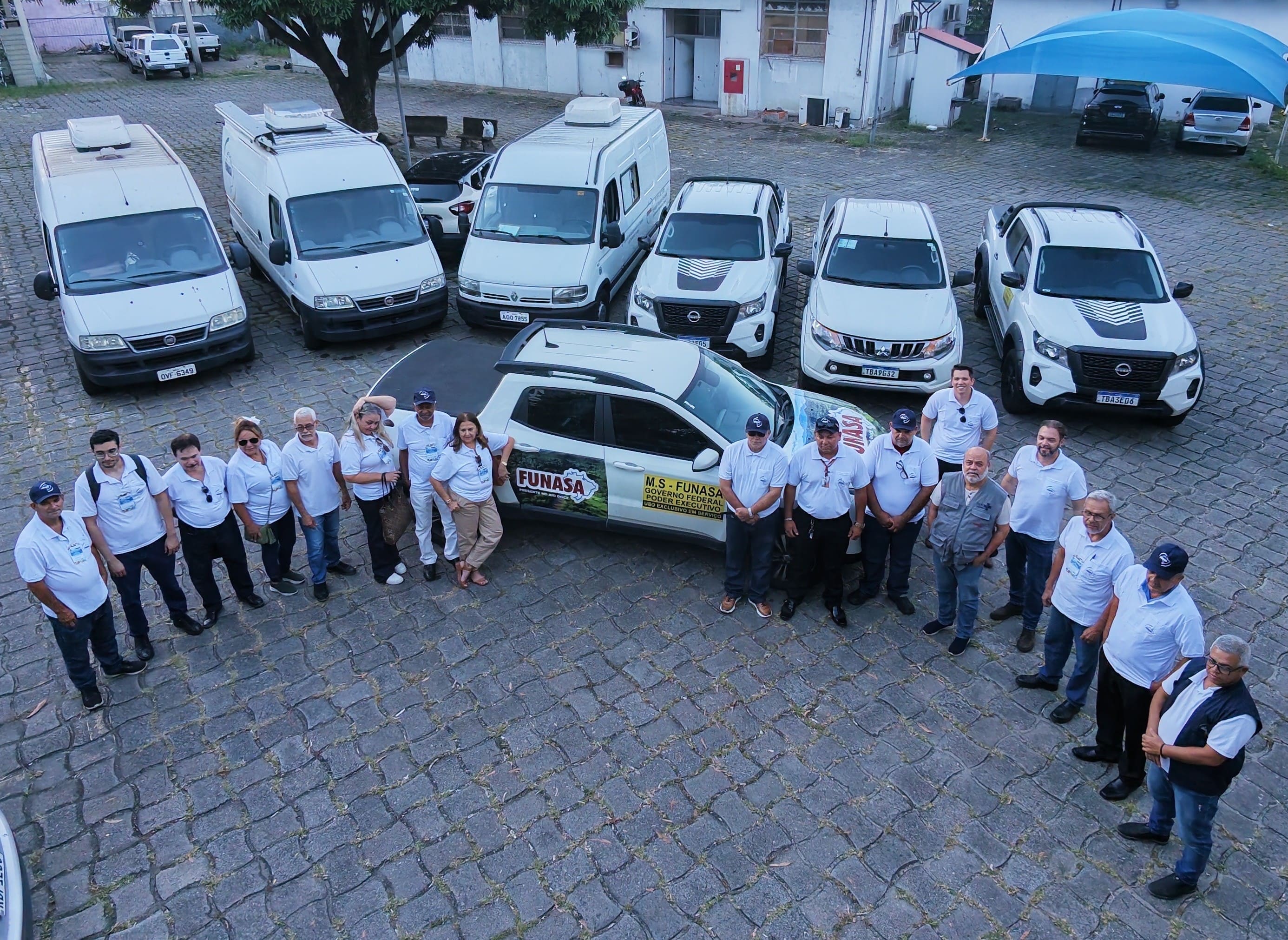 Foto aérea da equipe conta com unidades móveis e carros de apoio.