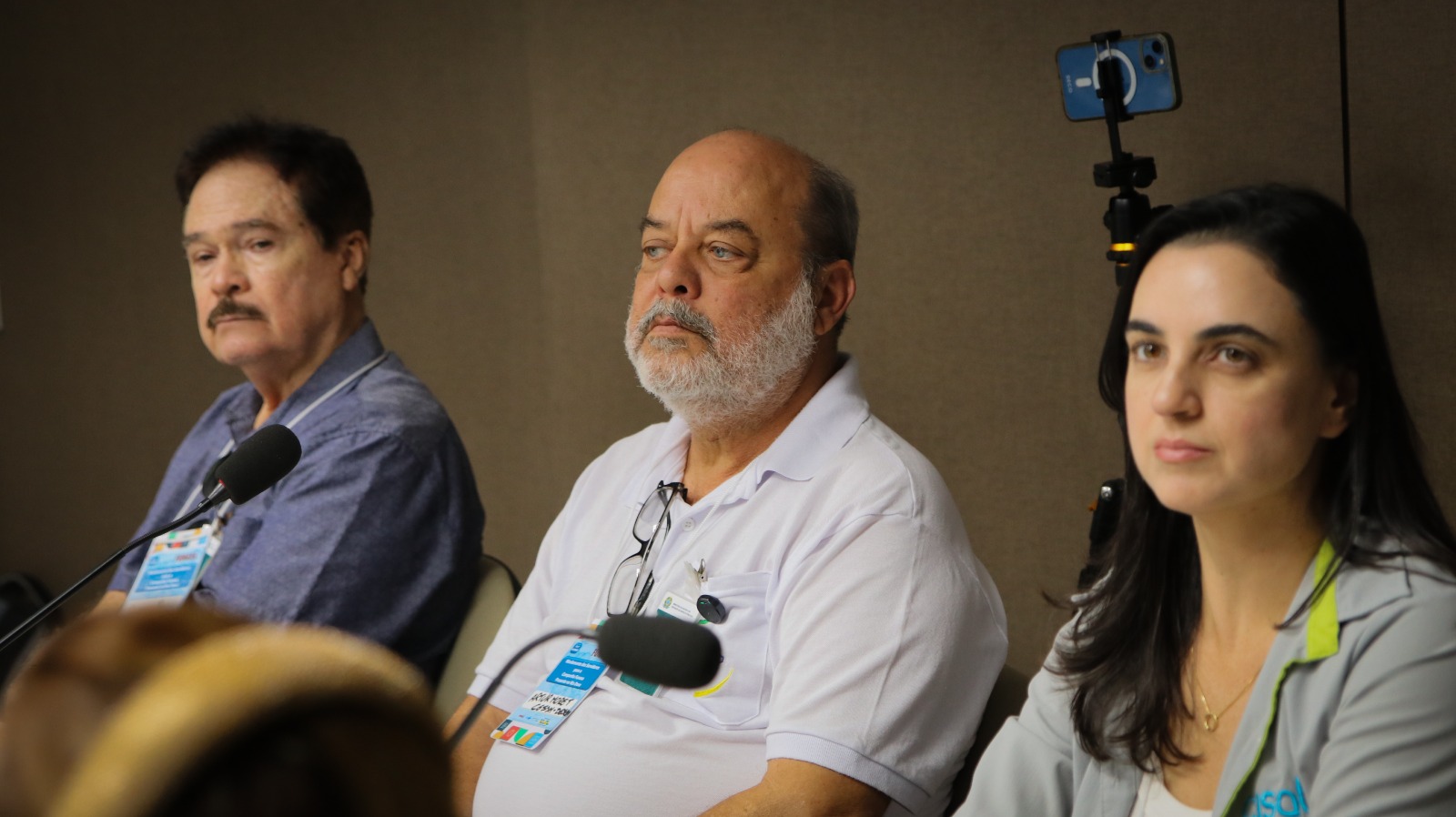 Artur Moret e outros dois técnicos da Funasa sentados à mesa durante reunião em Vitória.