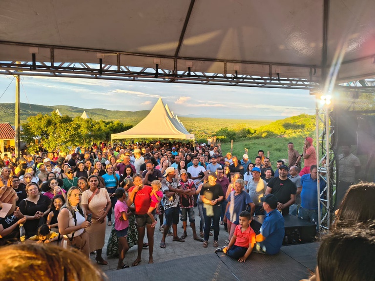 População presente à assinatura da Ordem de Serviço para a construção da adutora do Sítio Carié, que vai beneficiar 8 mil pessoas.