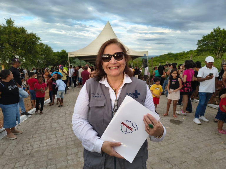 Superintendente Helena Porto Lira celebra obra em Tupanatinga_Um projeto que traz água.