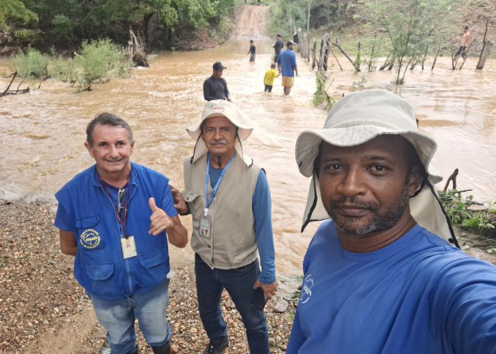 Servidores Ozildo Arruda, Gildomário Siqueira e Ricardo Veríssimo, da Suest-PE, tiveram dificuldades depois da chuva em Serrita - Foto-Suest-PE.jpg