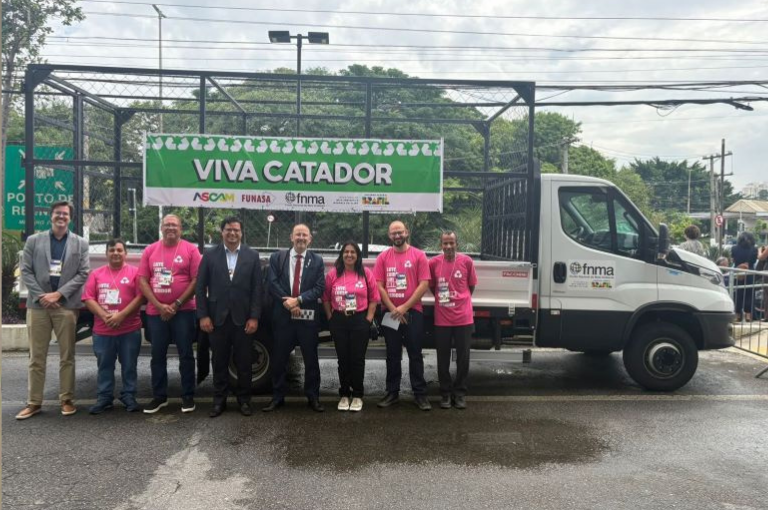 Representantes de catadores e autoridades posam durante entrega de caminhão do programa Viva Catador.