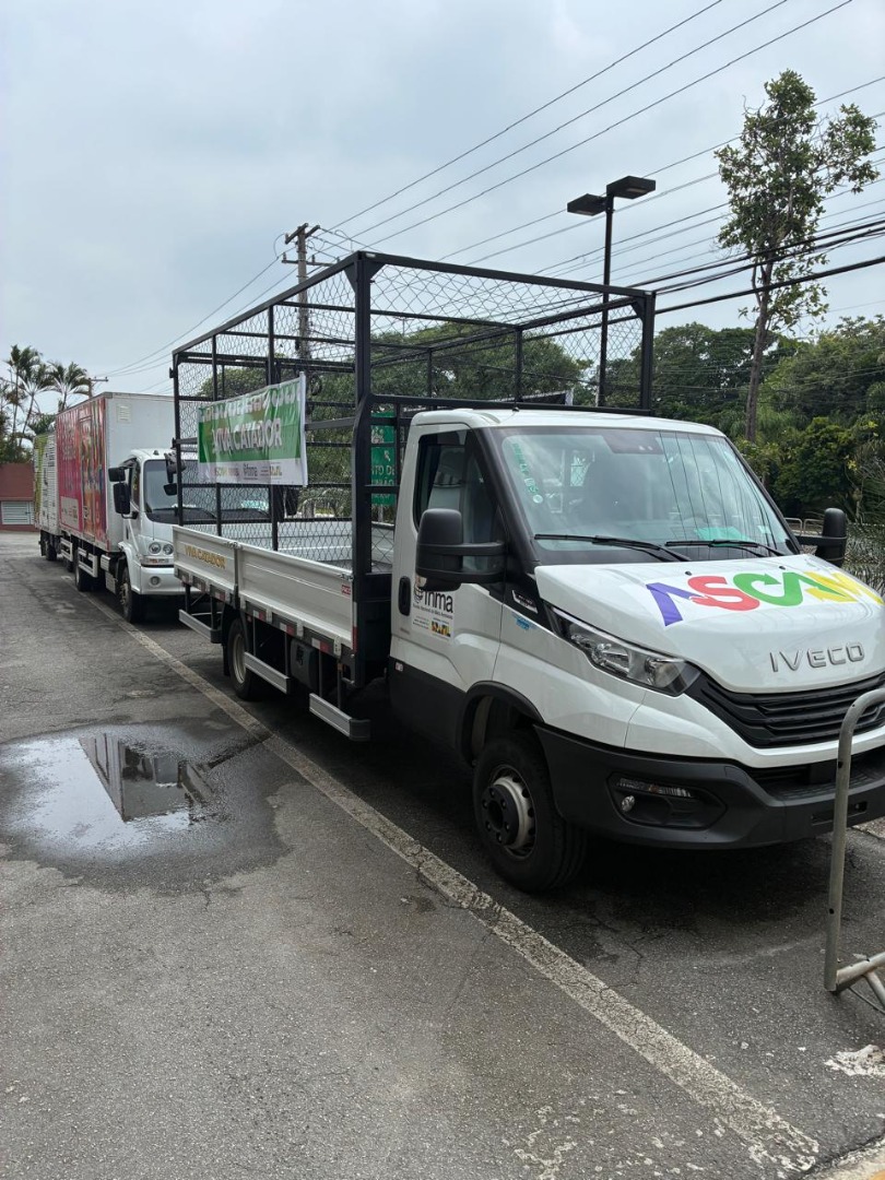 Caminhões entregues pelo programa Viva Catador estacionados, ampliando coleta seletiva e apoio aos catadores.
