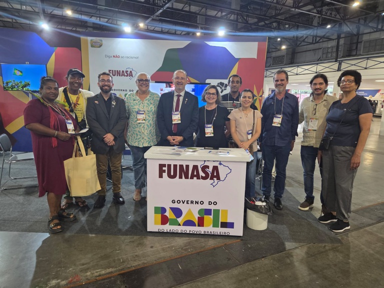 Equipe da Funasa recebe representantes no estande institucional durante evento com foco em políticas públicas.