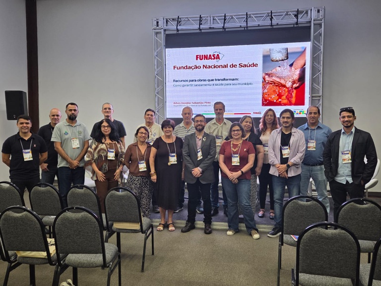Grupo de participantes de municípios paulistas posa após oficina da Funasa sobre saneamento e gestão.