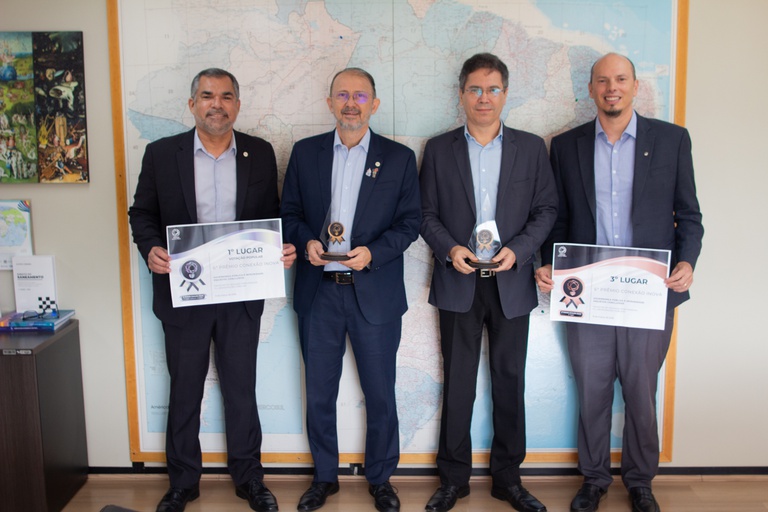 Presidente Alexandre Motta (CE) recebeu os troféus do auditor chefe, Augusto César (E), do assessor especializado Paulo Sérgio Souza (CD) e do coordenador de Auditoria, Danilo Medeiros (D).jpg