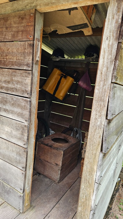 Antigo banheiro foi substituído em diversos pontos da área rural de Vitória do Jari.jpeg