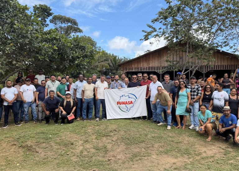 Em Vitória do Jari, moradores se reuniram para entrega de módulos sanitários.jpg