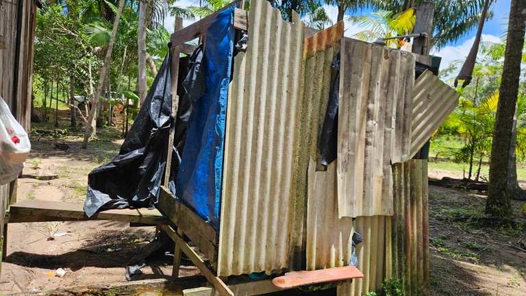 Famílias beneficiadas tinham banheiros impróprios, em condições prejudiciais à saúde.jpeg