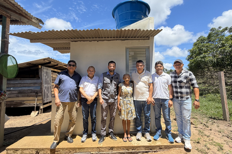 Moradora de Vitória do Jari, com equipes da Funasa e da Prefeitura.png