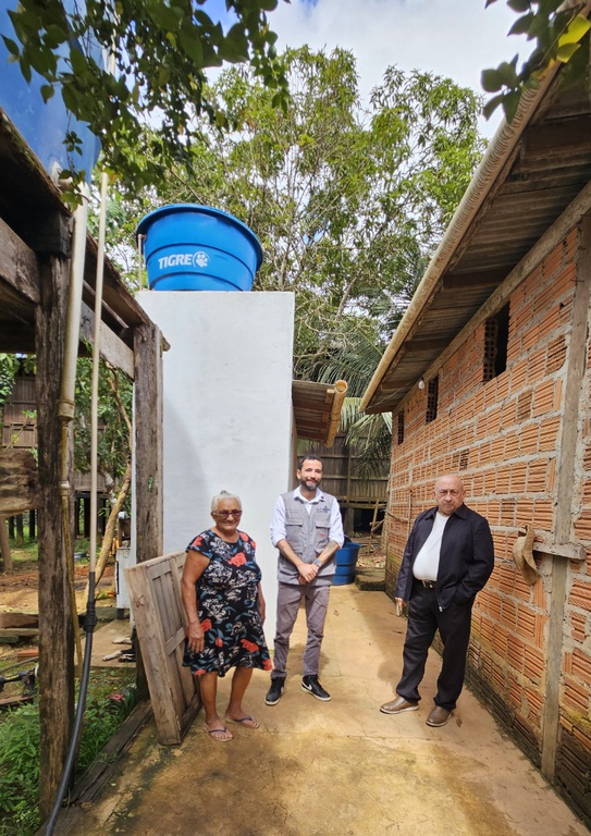 Moradora recebeu módulo sanitário do superintendente da Funasa, Valdir Ribeiro, e do vice-prefeito de Laranjal do Jari , Pastor Eliá.jpeg