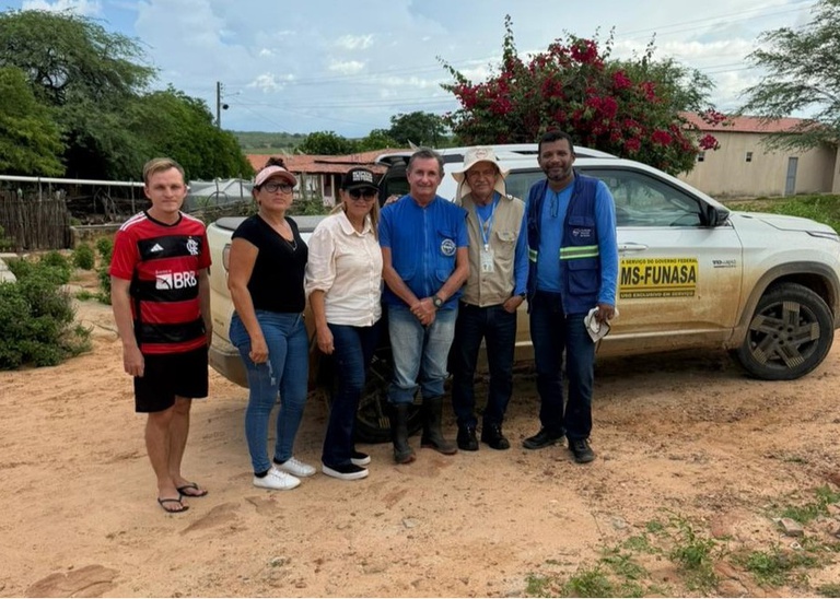 Em Cedro, equipe da Funasa teve apoio da prefeita Riva Bezerra (C) e de lideranças como Irene e José Lourival.