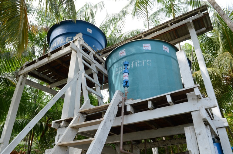 Sistema de tratamento de água com caixas elevadas garante abastecimento seguro em comunidade rural.
