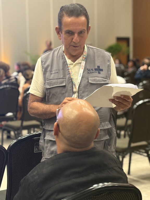 Alfredo Guerra, do Densp, buscou assinaturas dos participantes em sala temática - Foto_ Diego Brandão_Funasa.jpg