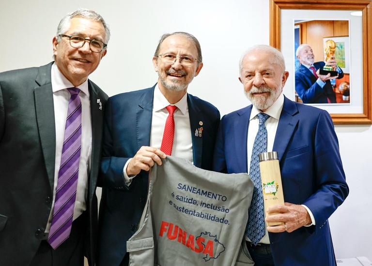 Em encontro promovido pelo ministro Alexandre Padilha, presidente Lula recebeu materiais da Funasa.