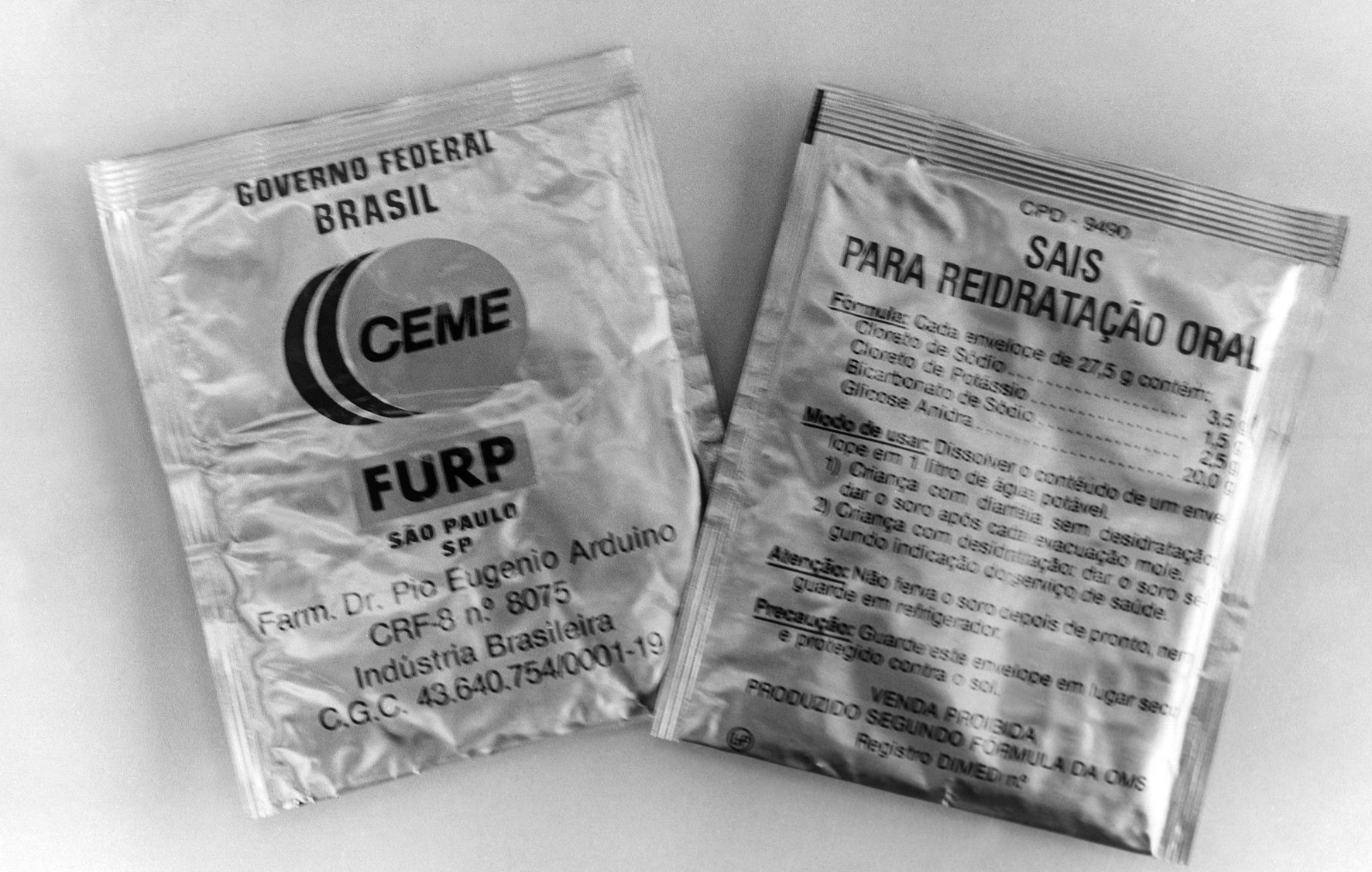Envelopes prateados de sais para reidratação oral, produzidos pelo governo federal do Brasil.