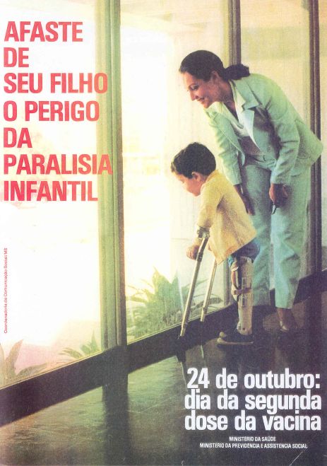 Cartaz sobre paralisia infantil com mulher observando criança de muletas e aparelho ortopédico.