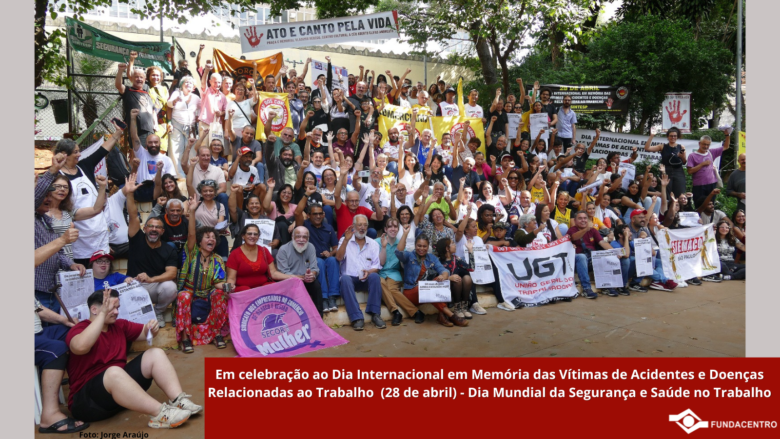 PARTICIPANTES DO ATO NA ESCADARIA DA PRAÇA (1).png