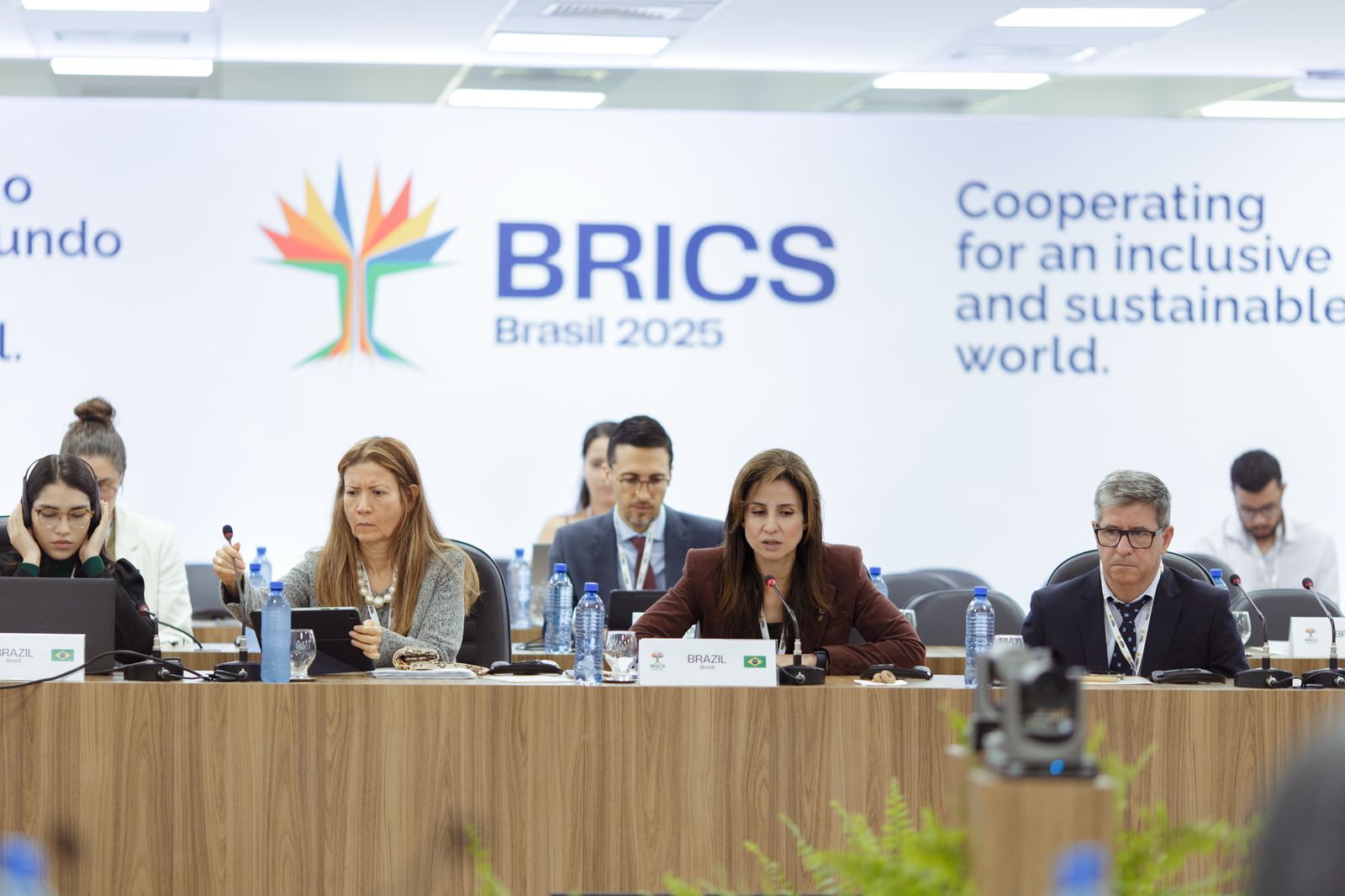 Daniel Bitencourt em mesa de reunião do Brics, apresentando trabalho