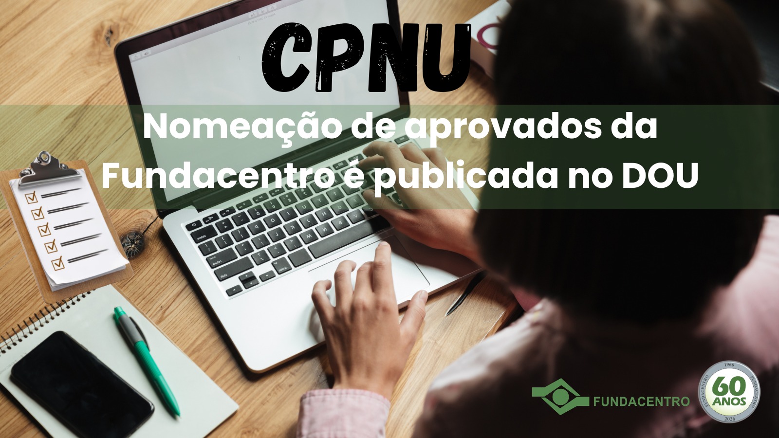 Para todos verem: Mulher olha página de site em notebook. Em destaque: CPNU, Nomeação de aprovados da Fundacentro é publicada no DOU. No canto inferior direito, a marca da Fundacentro e o selo de 60 anos.