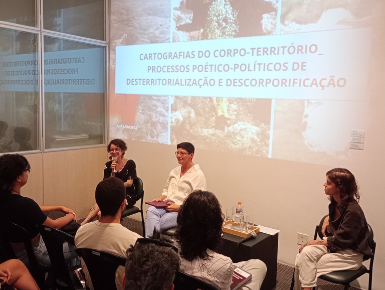Mesa-redonda “Mulheres: corpo e território”