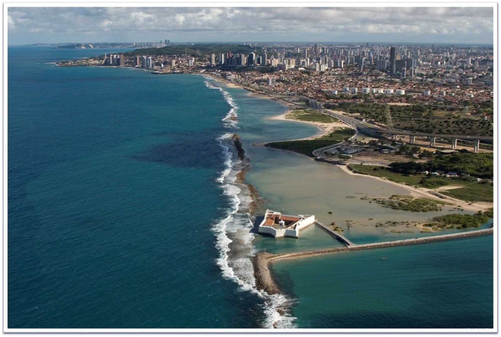 The Forte dos Reis Magos is a key historical and touristic landmark in Rio Grande do Norte. Construction began in January 1598, predating the establishment of the first households in the city of Natal. Designed to defend Brazilian territory, the fortress sits atop one of the region’s highest points, two kilometers from the coast. Constructed from stone on a reef that transforms into an island at high tide, its layout forms a star shape. This significant monument holds profound historical significance for the city of Natal.| Photo: Canindé Soares/Ministry of Tourism
