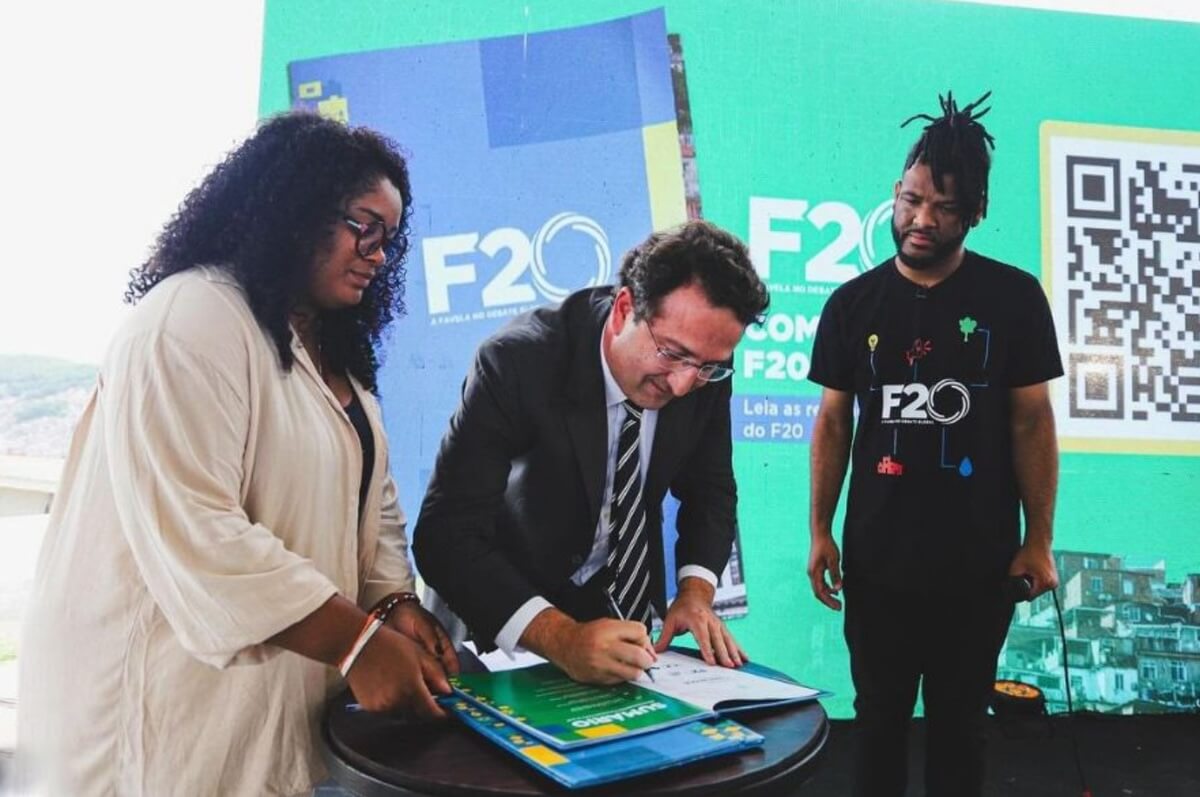 Organizers of Favela 20 deliver a document with political recommendations to the G20 at an event in Morro do Adeus, in the north zone of Rio de Janeiro. Photo: Tomaz Silva/Agência Brasil
