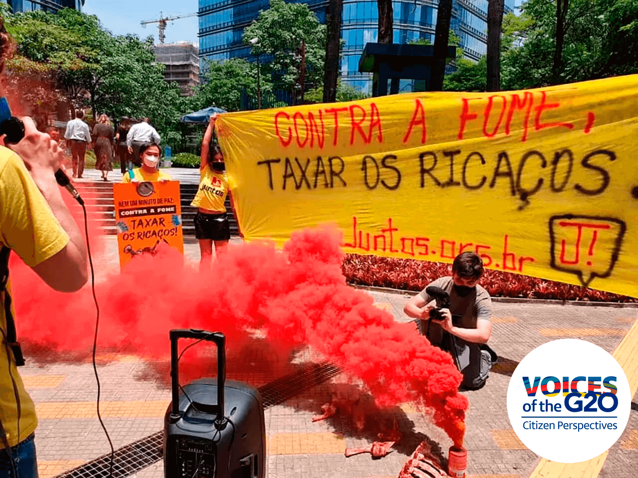 In a protest in the Brazilian city of São Paulo, civil society calls for taxing billionaires. The text in the image reads: Against hunger, tax the rich. | Photo: Press Release