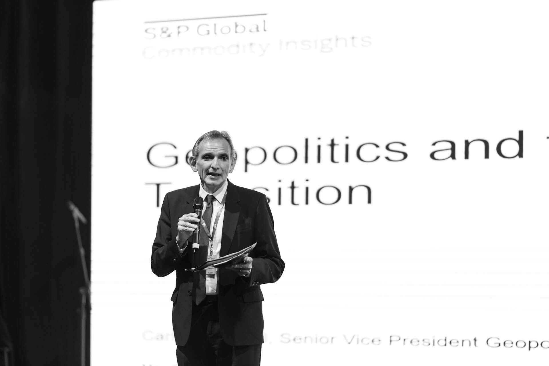 Expert on the theme, former US Ambassador Carlos Pascual coordinates a panel during a meeting of the Energy Transitions WG held in June. Crédito -  Audiovisual G20 Brasil