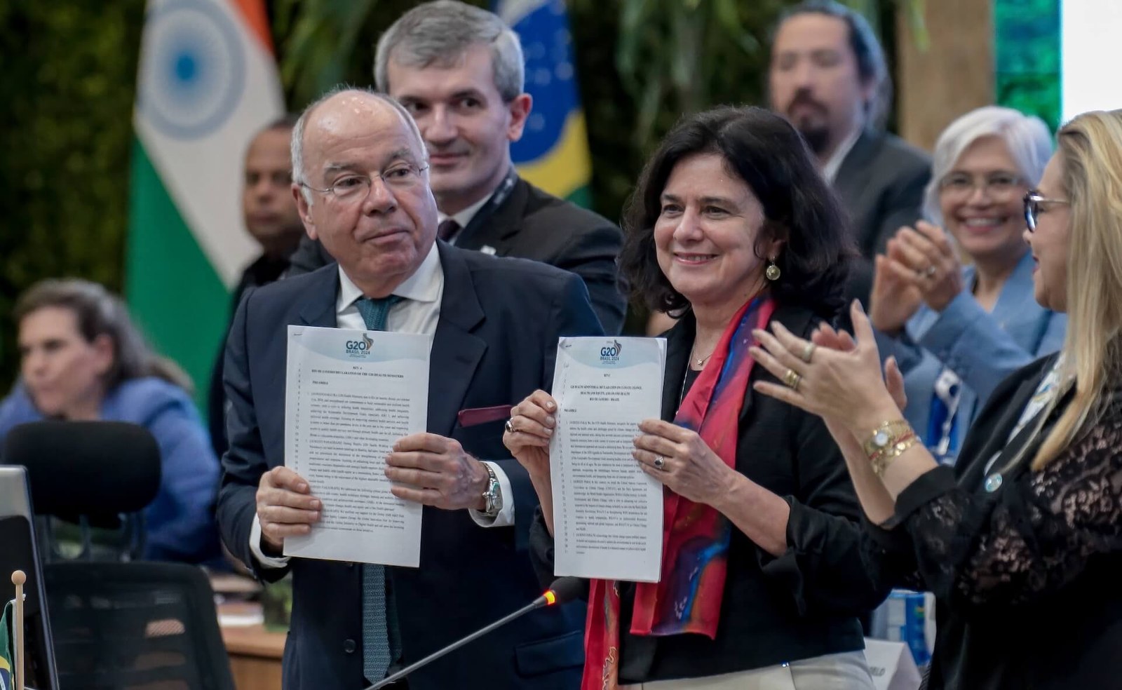 Brasil's Minister of Health, Nísia Trindade, and Minister of Foreign Affairs, Mauro Vieira, celebrate the approval of the Rio de Janeiro Health Declaration | Photo: Audiovisual G20