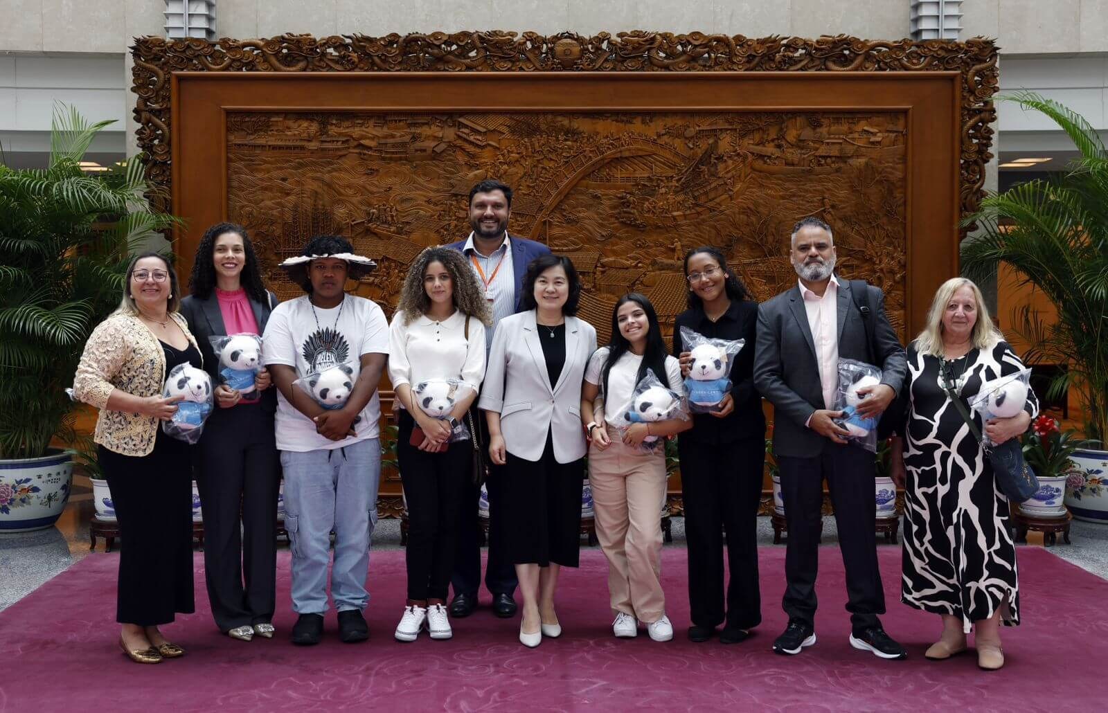 The students, along with the coordinating professors and the director of the Department of Rights in the Network and Media Education of the Social Communication Secretariat of the Presidency of the Republic of Brasil, were received at the Ministry of Foreign Affairs of China. Photo: Disclosure/MFA China