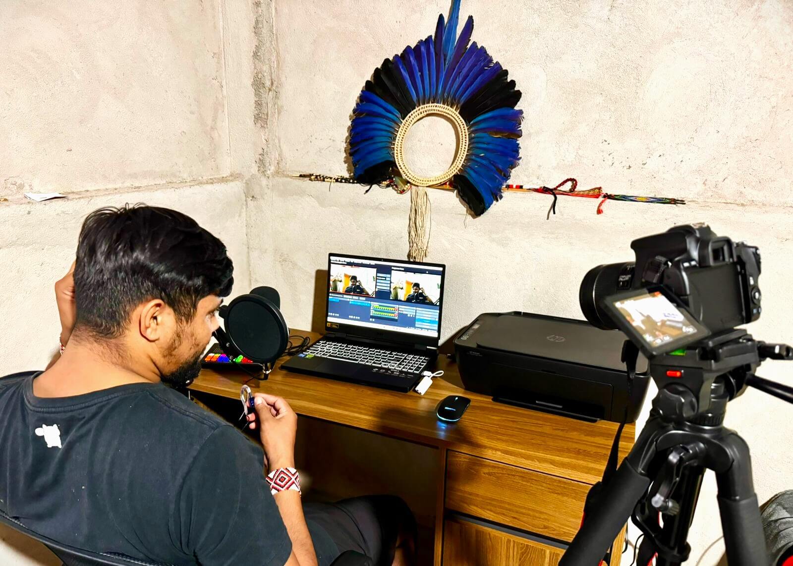 El indígena Micael Eliabe usa la comunicación a través de la radio y las redes sociales para difundir la cultura guaraní y preservar la lengua | Foto: Colectivo Indígena Djagwa Etxa