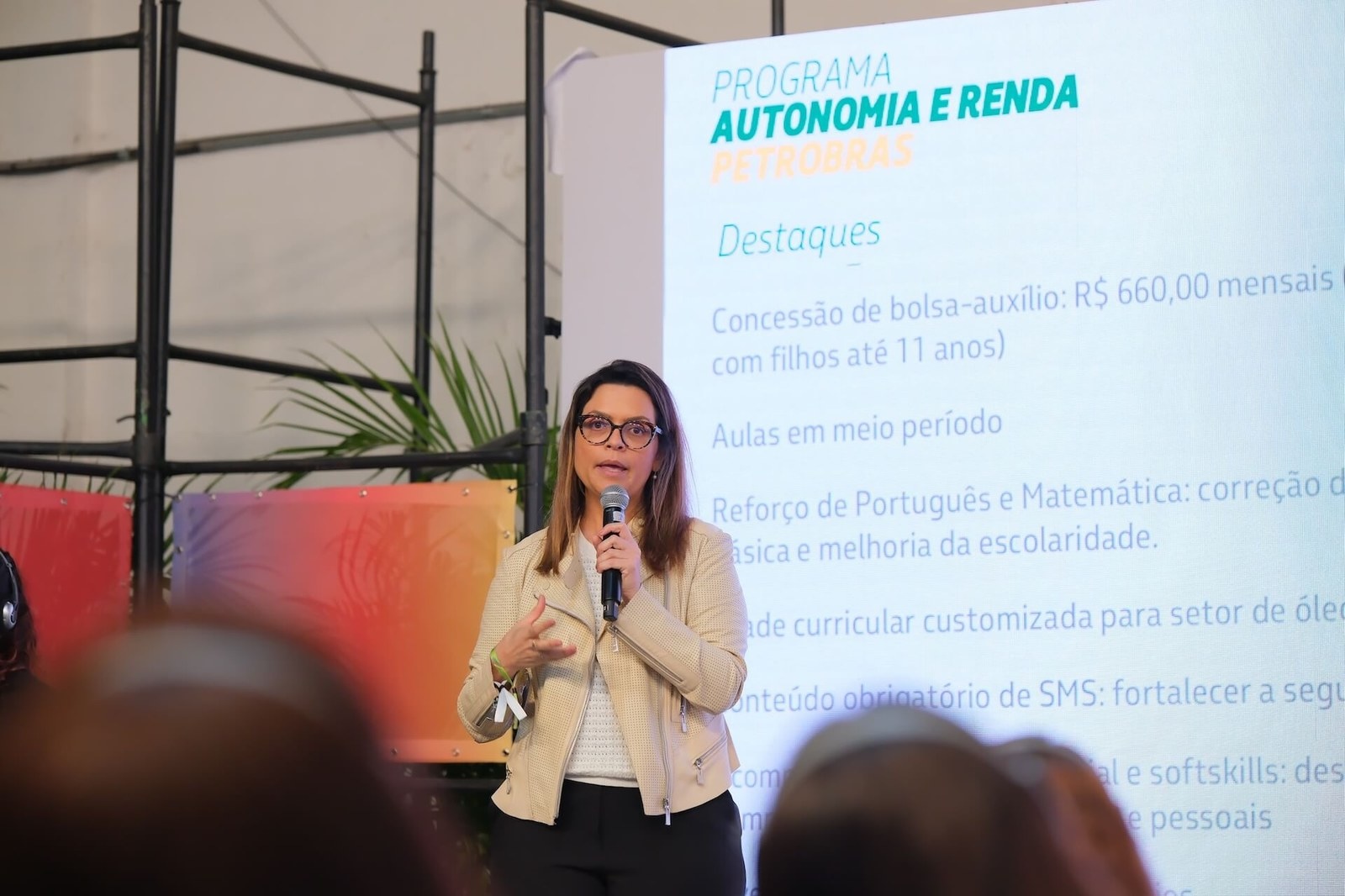 Marcela Levigard, gerente de Proyectos Sociales de Petrobras, presenta los resultados del Programa Autonomía y Renta en el espacio Kobra, en el Boulevard Olímpico, donde se realizan las actividades del G20 Social. | Foto: Nelson Mendes/Petrobras