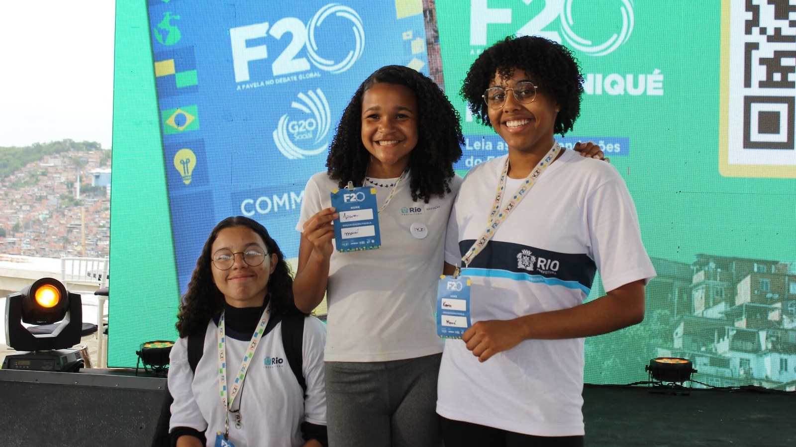 Las alumnas Karen Carolayny, Lara Lorranny y Alice Diniz en el lanzamiento del informe F20 La favela en los debates globales. FOTO: Cássia Moura
