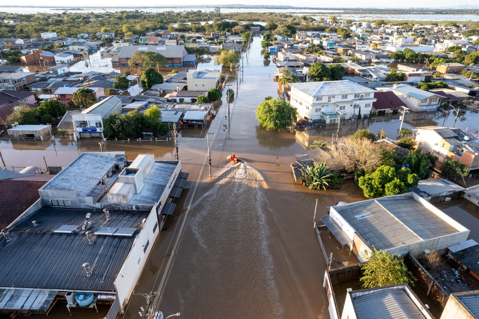 Foto aérea de la ciudad de Eldorado do Sul, inundada por las aguas del Rio Jacuí, en Rio Grande do Sul. El estudio interpreta las inundaciones como un fenómeno atribuido principalmente al cambio climático provocado por la acción humana | Foto: Gustavo Mansur/SECOMRS