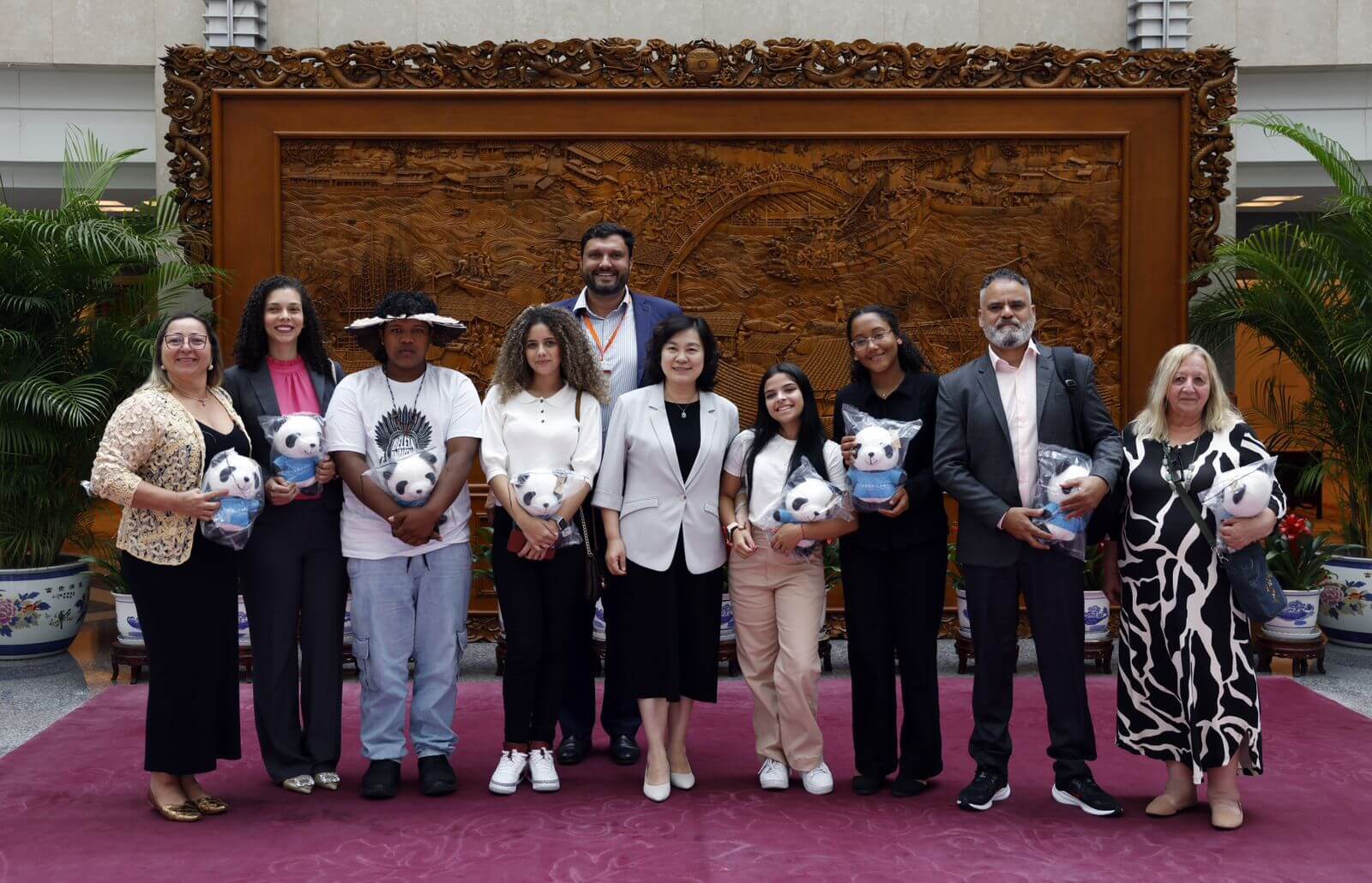 Los estudiantes, con los profesores coordinadores y el director del Departamento de Derechos en la Red y Educación Mediática de la Secretaría de Comunicación Social de la Presidencia de la República de Brasil, fueron recibidos en el Ministerio de Relaciones Exteriores de China. Foto: Divulgación/MRE de China