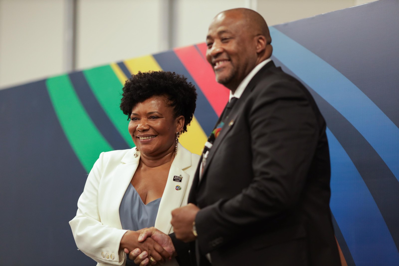 At the end of the meeting, Brasil's Minister of Culture, Margareth Menezes, passed the baton to the Minister of Sport, Art, and Culture of South Africa, Gayton McKenzie. Photo: Audiovisual/G20 