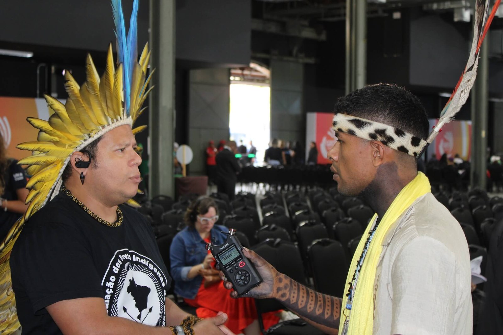 El coordinador general de APIB, Kleber Karipuna, reforzó desde el público la petición: la justicia ambiental ha de empezar a partir de lo que enfrentamos en nuestras tierras. Foto | Unilson Mangini 