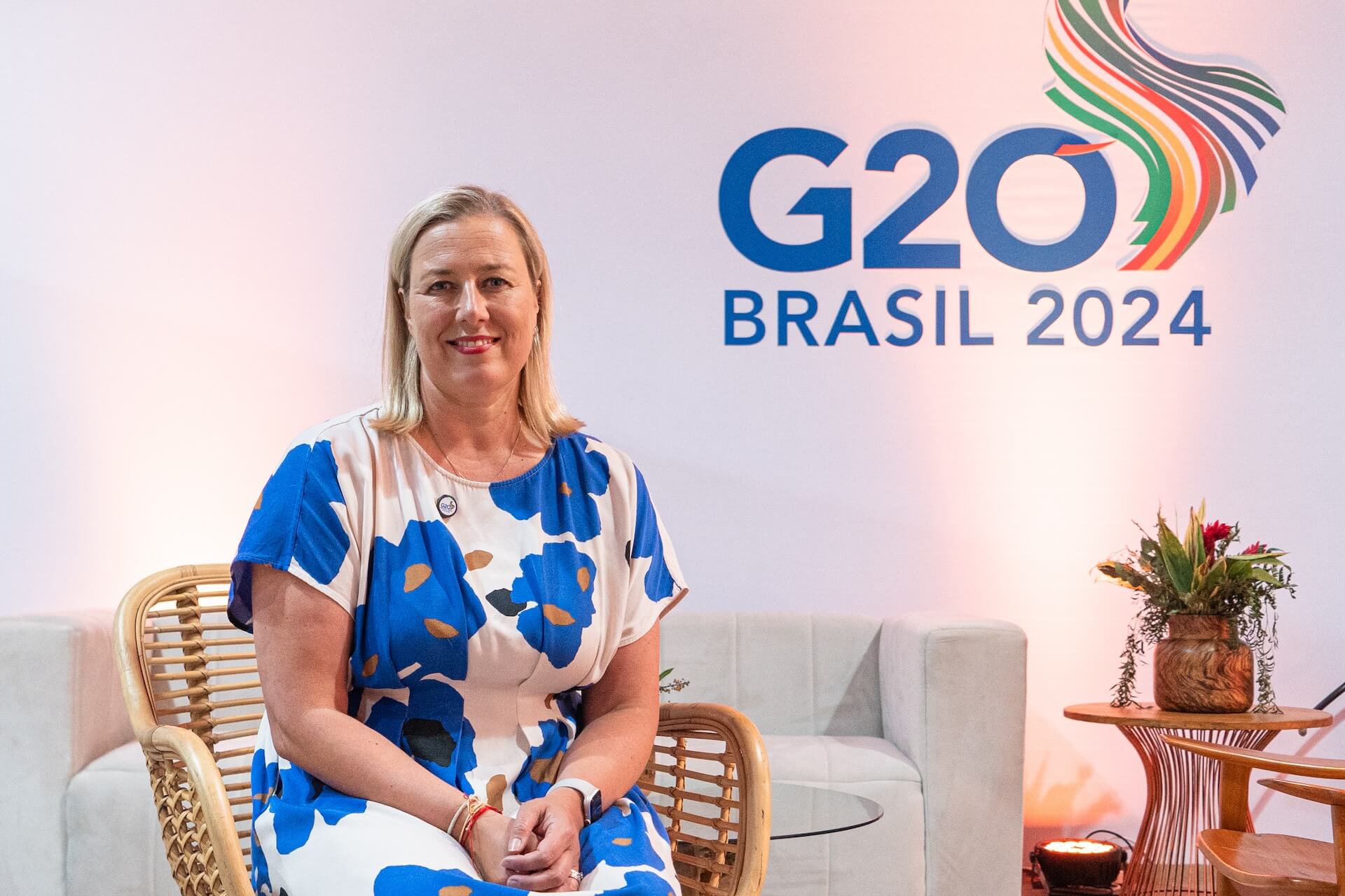 La Comisaria de la Unión Europea, Jutta Urpilainen, durante una entrevista exclusiva concedida al G20 Brasil. Crédito: Audiovisual G20