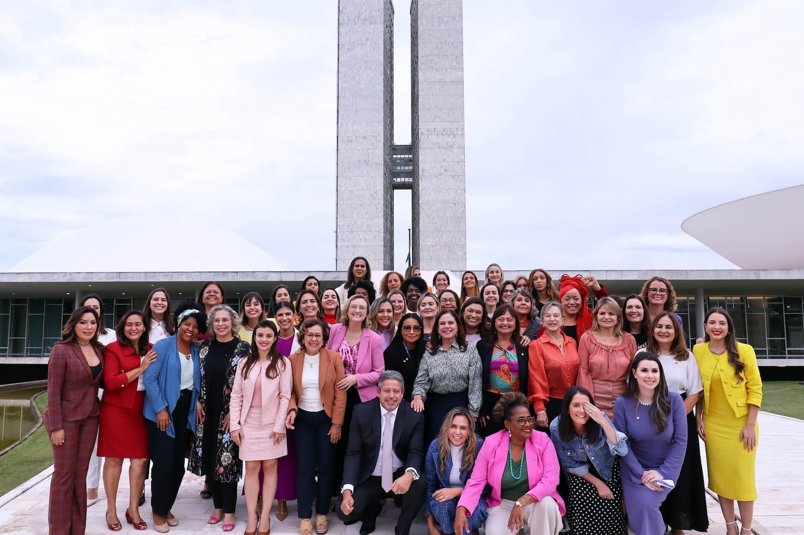 Bancada femenina frente al congreso nacional brasileño. Crédito: Cámara de los Diputados.