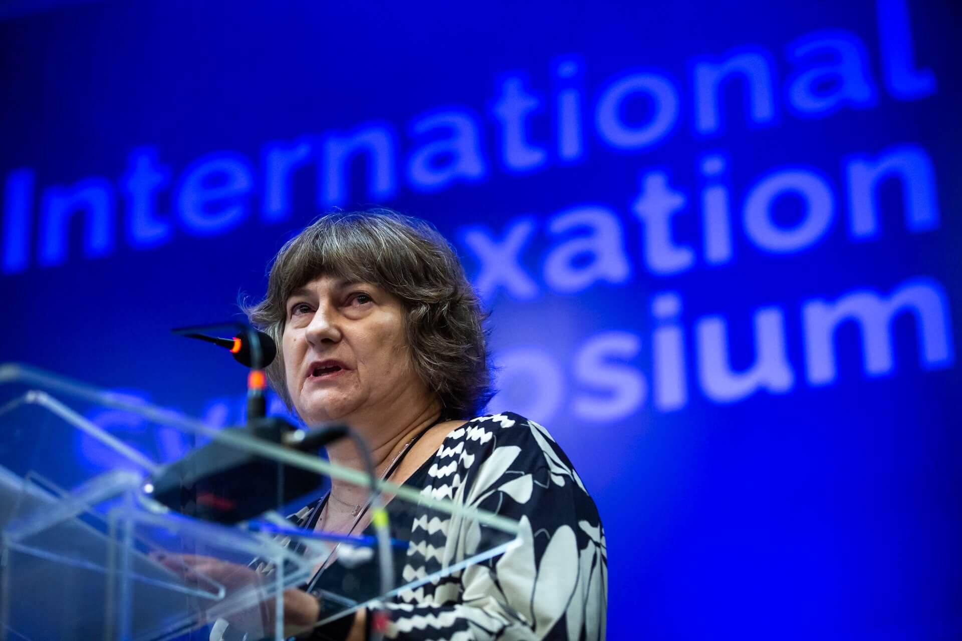 Nathalie Beghin, do INESC, en la entrega de un documento con once recomendaciones en el área de gobernanza tributaria e internacional para el G20 Brasil |Foto: Diogo Zacarias/MF