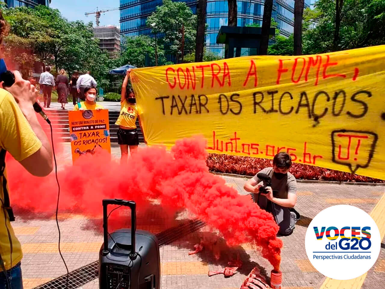 Registro de protestas de la sociedad civil en la ciudad brasileña de São Paulo por la imposición de impuestos a los multimillonarios. La foto dice: Contra el hambre, gravar a los ricos. | Foto: Divulgación