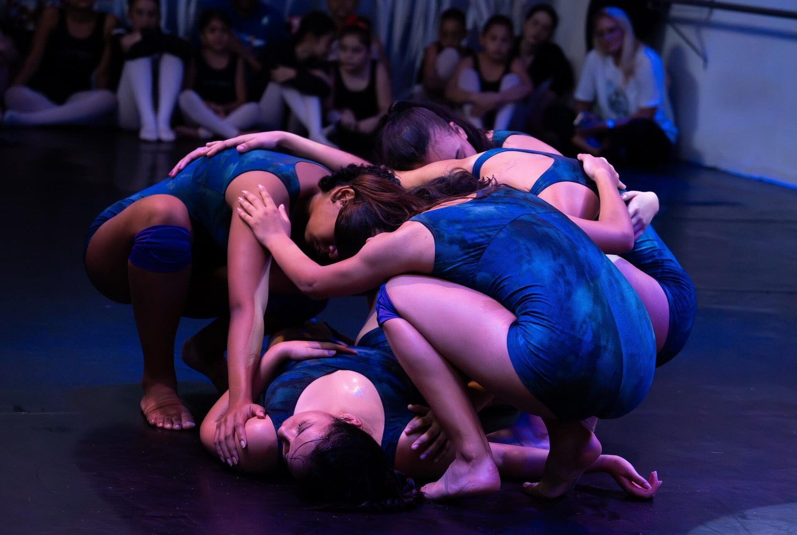Bailarinas presentan el espectáculo “Entre aguas”, a favor del Decenio de los Océanos. Foto: Divulgación de la Voz de los Océanos