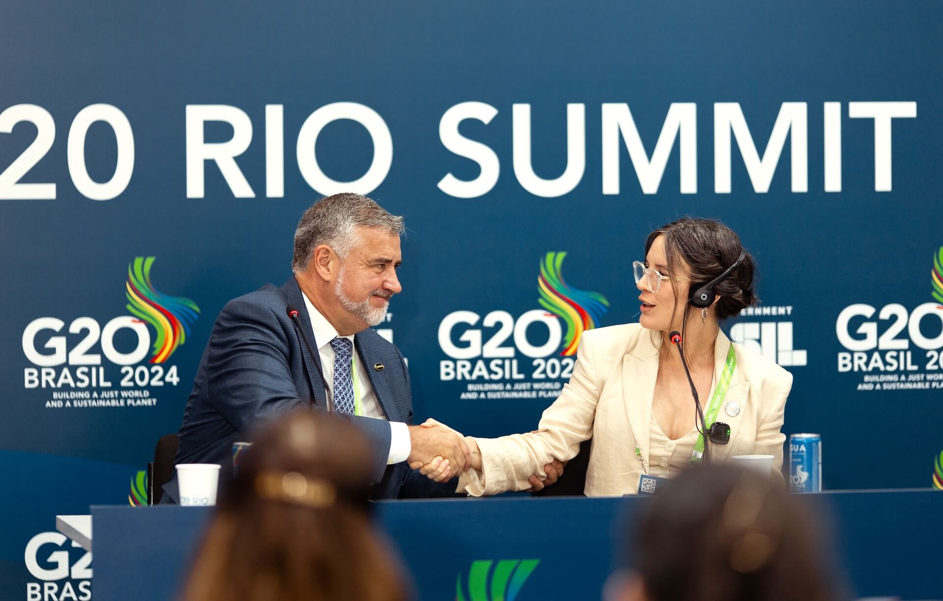 O Ministro-Chefe da Secretaria de Comunicação Social da Presidência da República (SECOM), Paulo Pimenta e Camila Vallejo ministra da Secretaria Geral de Governo da República do Chile durante assinatura do Memorando. Crédito: Isabela Castilho/ G20 Brasil