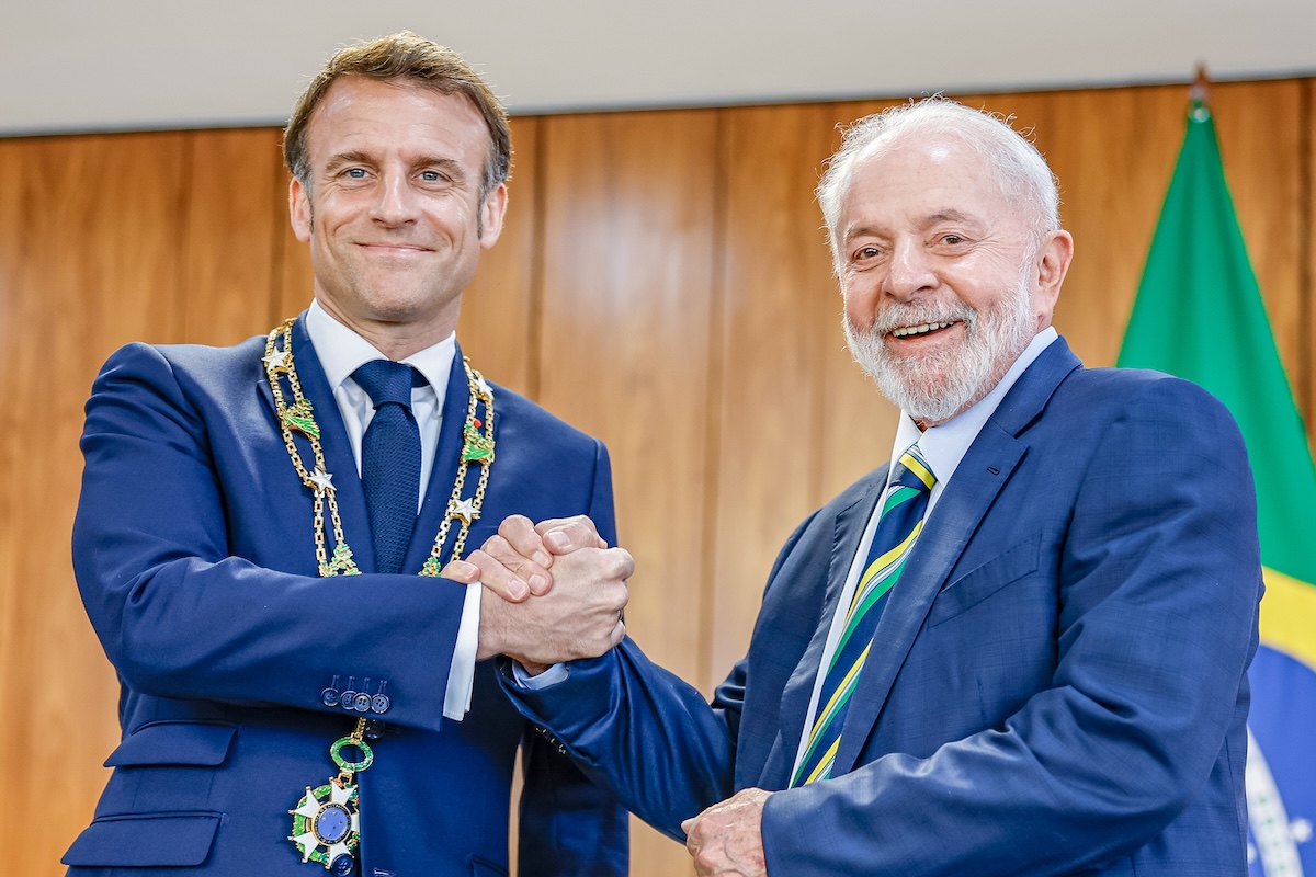 The President of the Republic, Luiz Inácio Lula da Silva, awards honor to the President of the French Republic, Emmanuel Macron, with the Grand Collar of the National Order of the Southern Cross, at the Planalto Palace. Credit: Ricardo Stuckert/PR