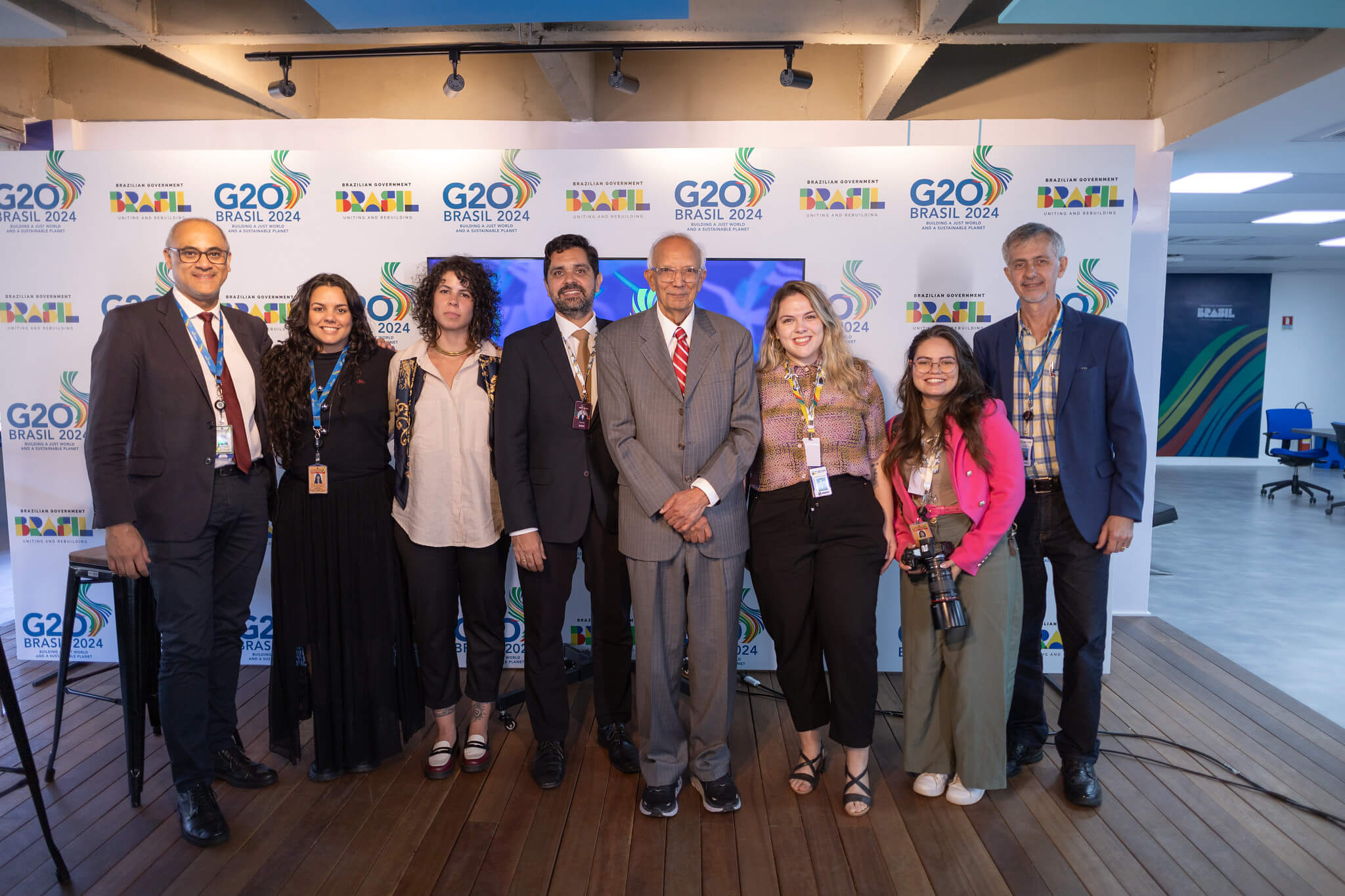 El científico indio con parte del equipo de comunicación del G20. Crédito: Audiovisual G20