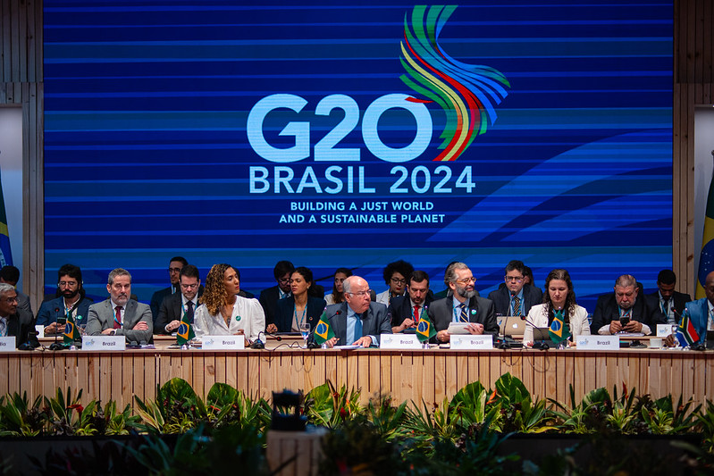 Ministros brasileiros Mauro Vieira, das Relações Exteriores; Anielle Franco, da Igualdade Racial; e o sherpa brasileiro Mauricio Lyrio na abertura do último dia da Reunião Ministerial de Desenvolvimento, no Rio de Janeiro | Foto: Audiovisual G20