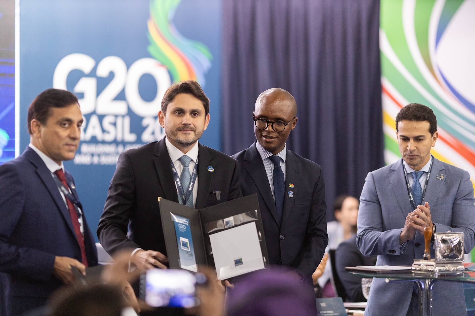 Correios do Brasil lançaram um selo comemorativo, que foi obliterado — ou seja, carimbado com um aspecto simbólico e histórico — por diversas autoridades presentes, incluindo representantes da Índia e da África do Sul | Foto: Audiovisual G20