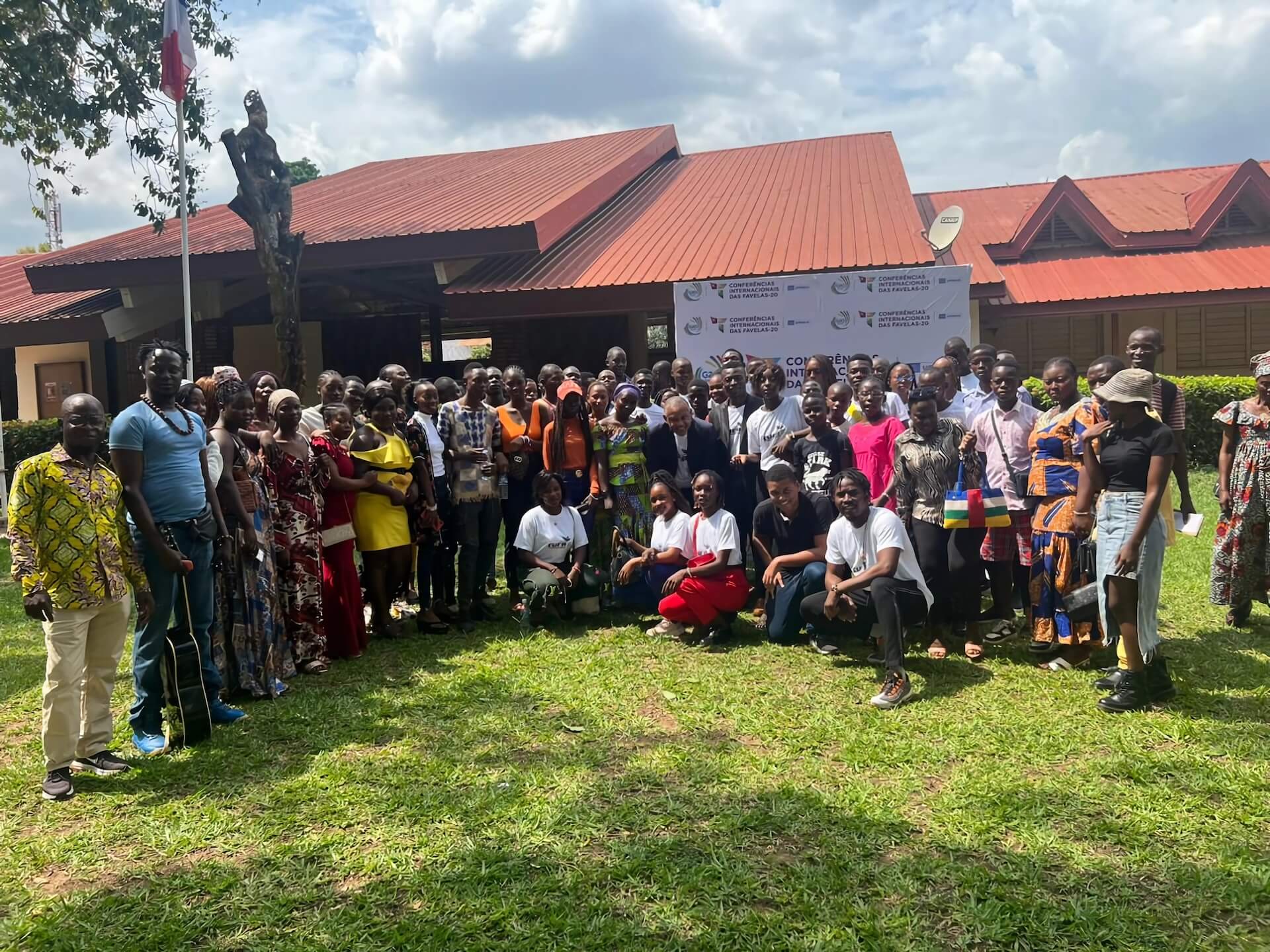 Foto com os participantes da conferência que aconteceu na República Centro - Africana. Foto: CUFA República Centro-Africana.